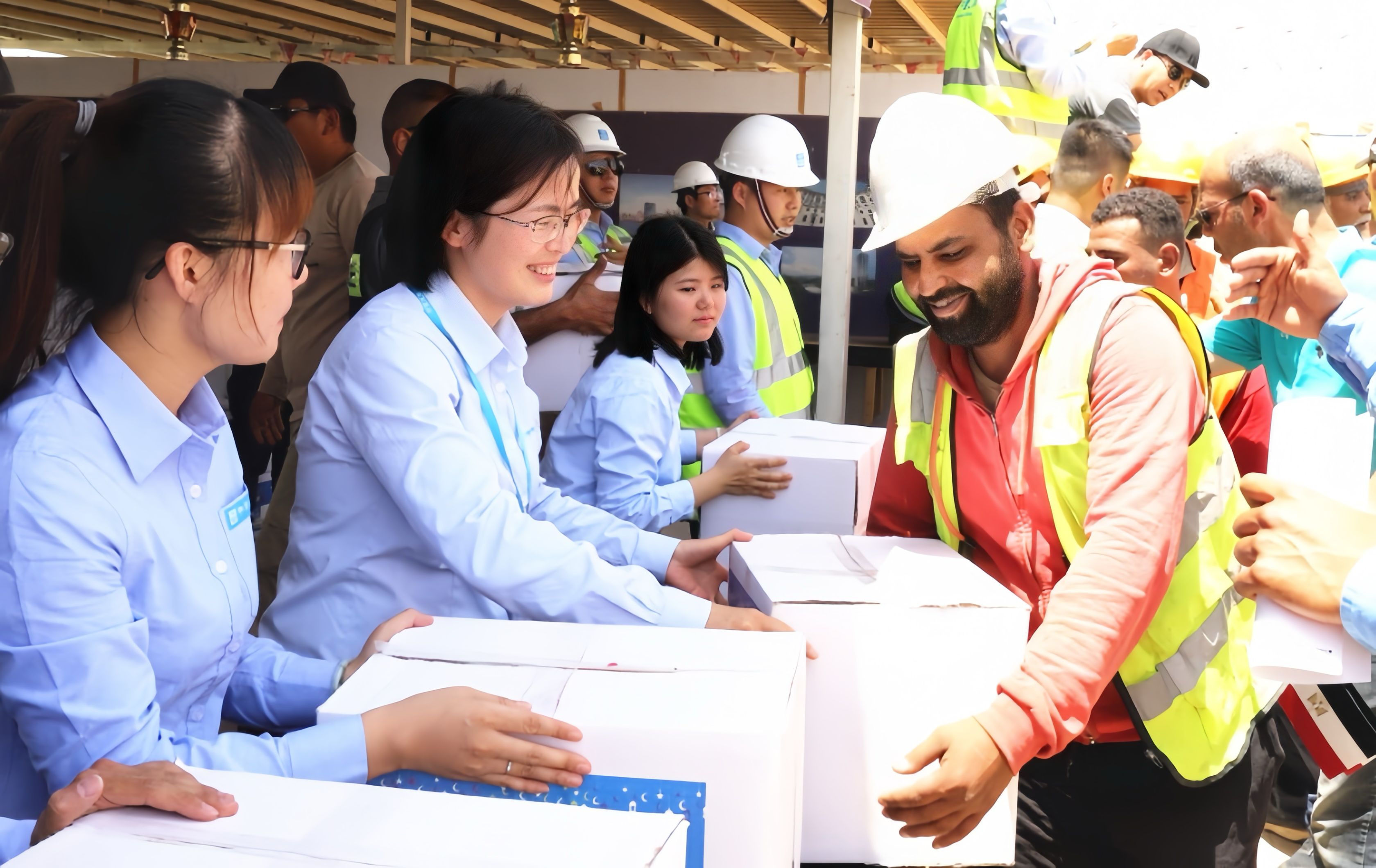 王瑶(左二).png 王瑶(左二).png