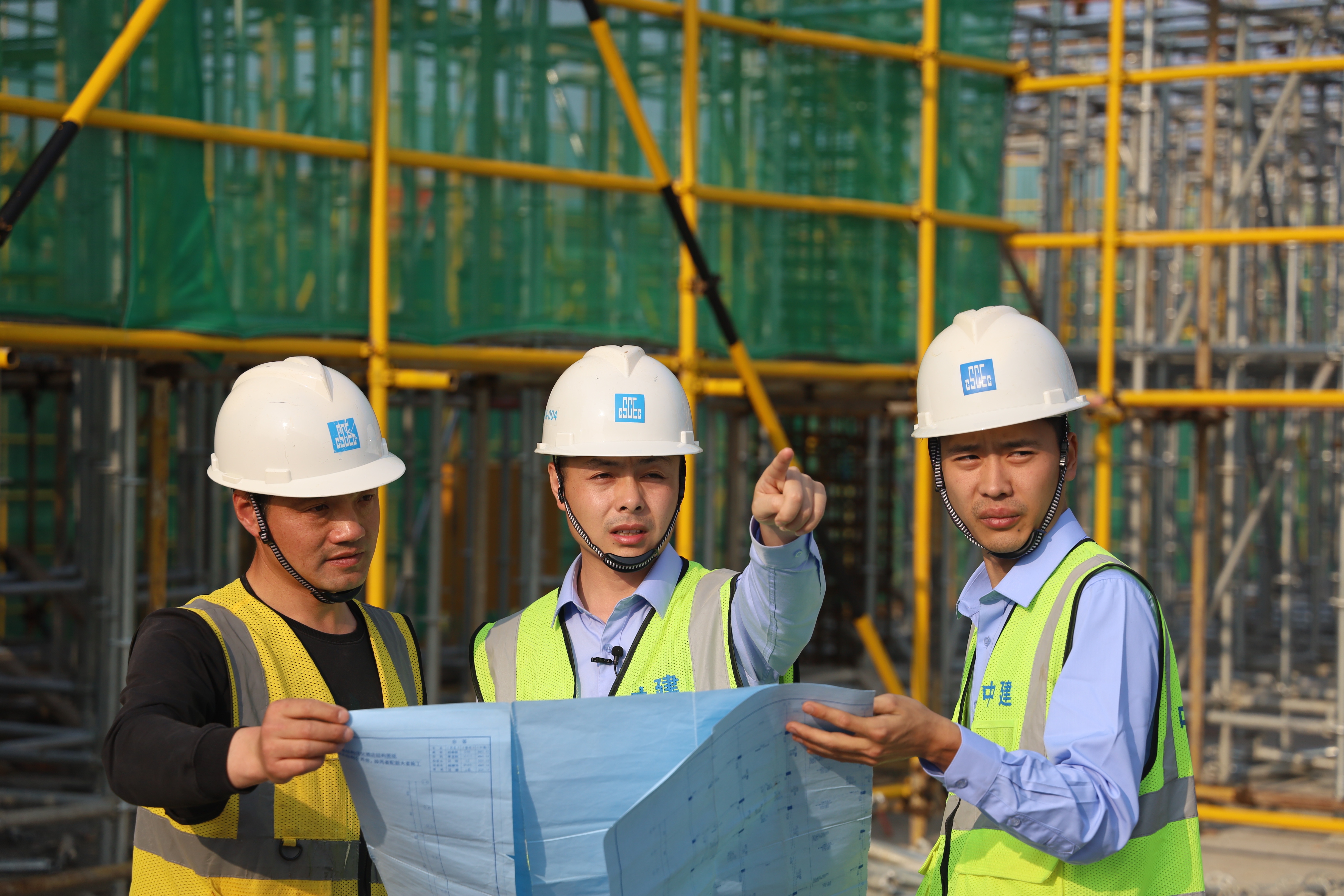 在现场对徒弟进行指导.jpg 在现场对徒弟进行指导.jpg