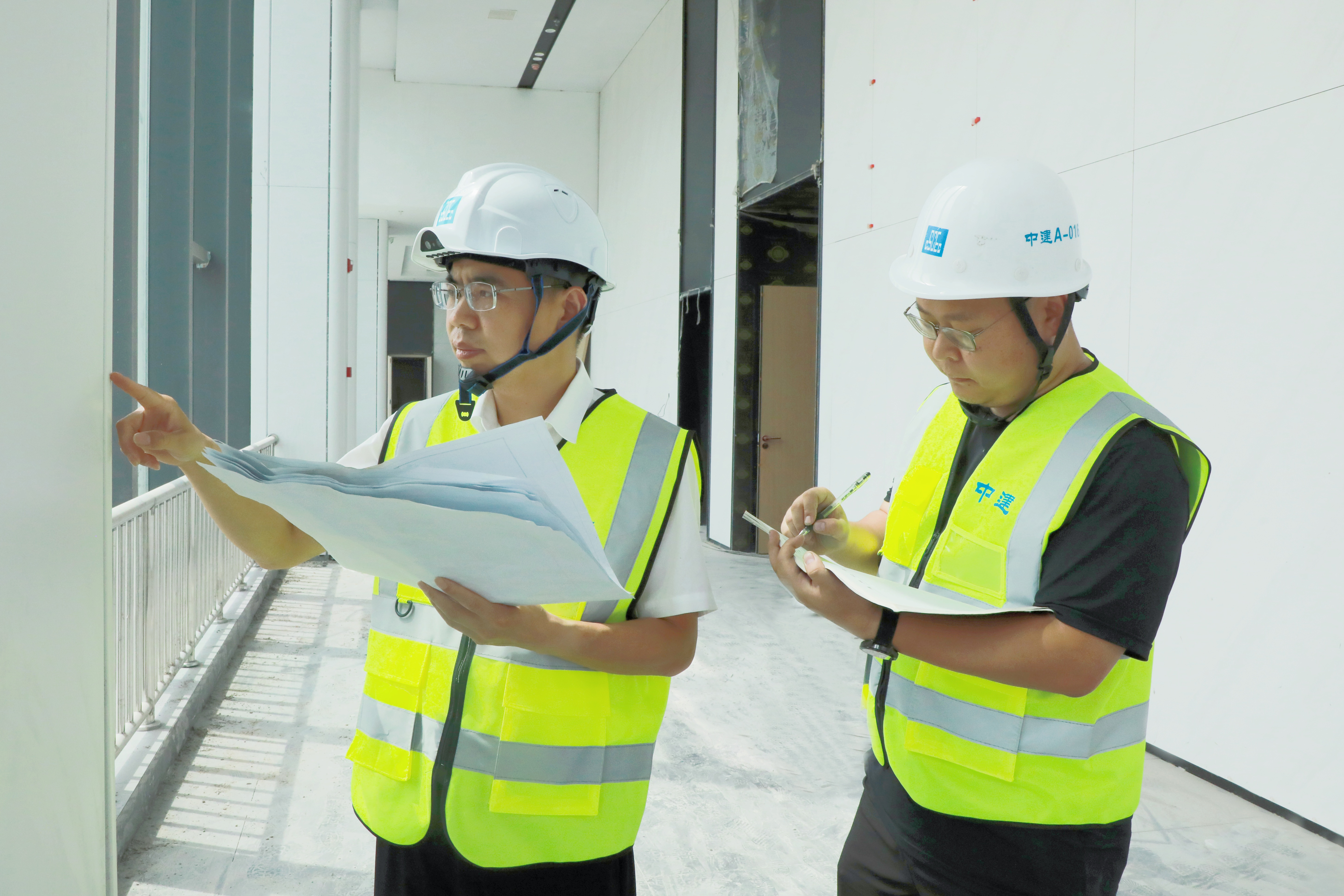 1.头戴智能巡检安全帽检查工程质量.jpg 1.头戴智能巡检安全帽检查工程质量.jpg