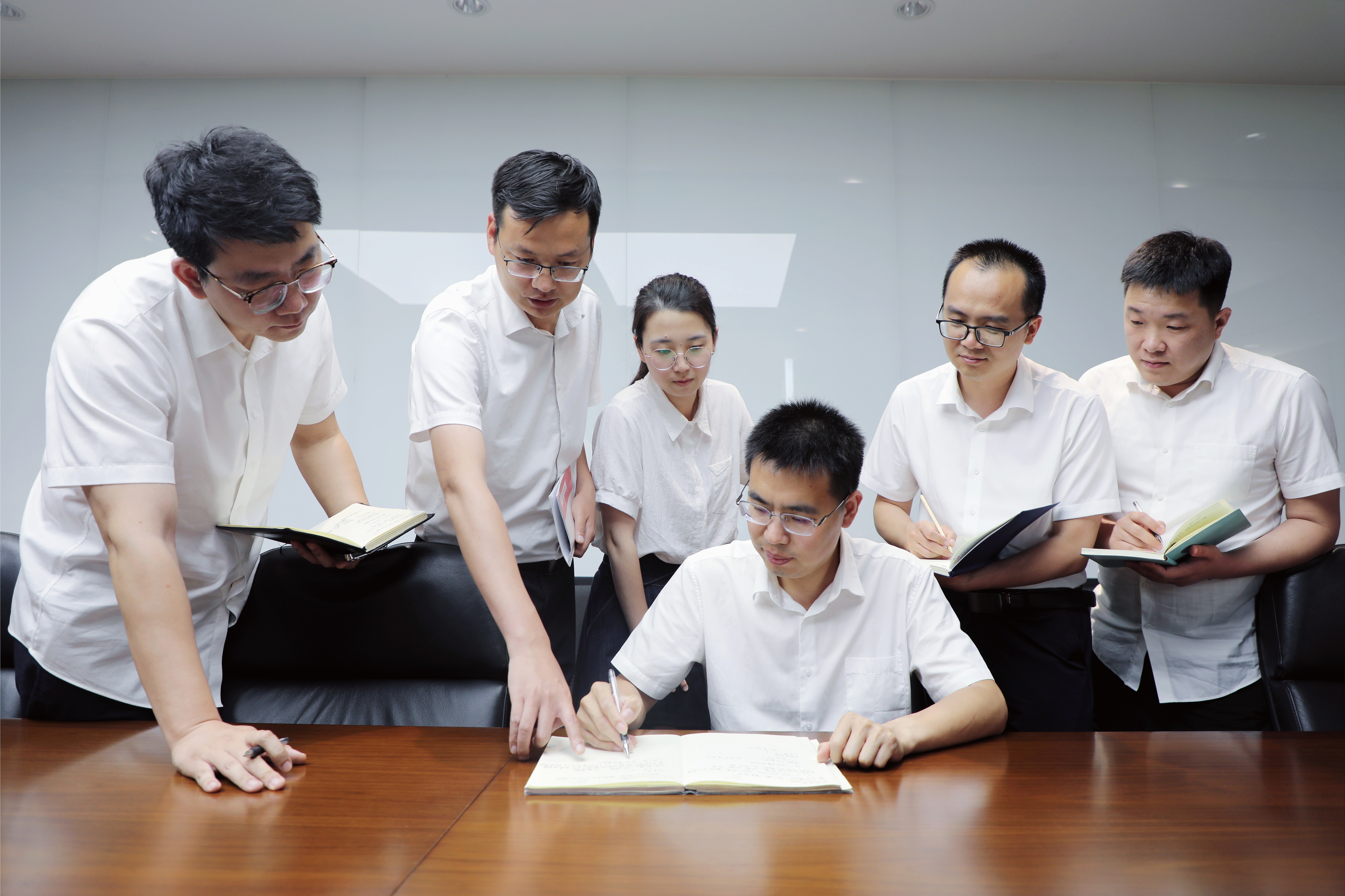 3.与创新工作室青年员工交流.jpg 3.与创新工作室青年员工交流.jpg