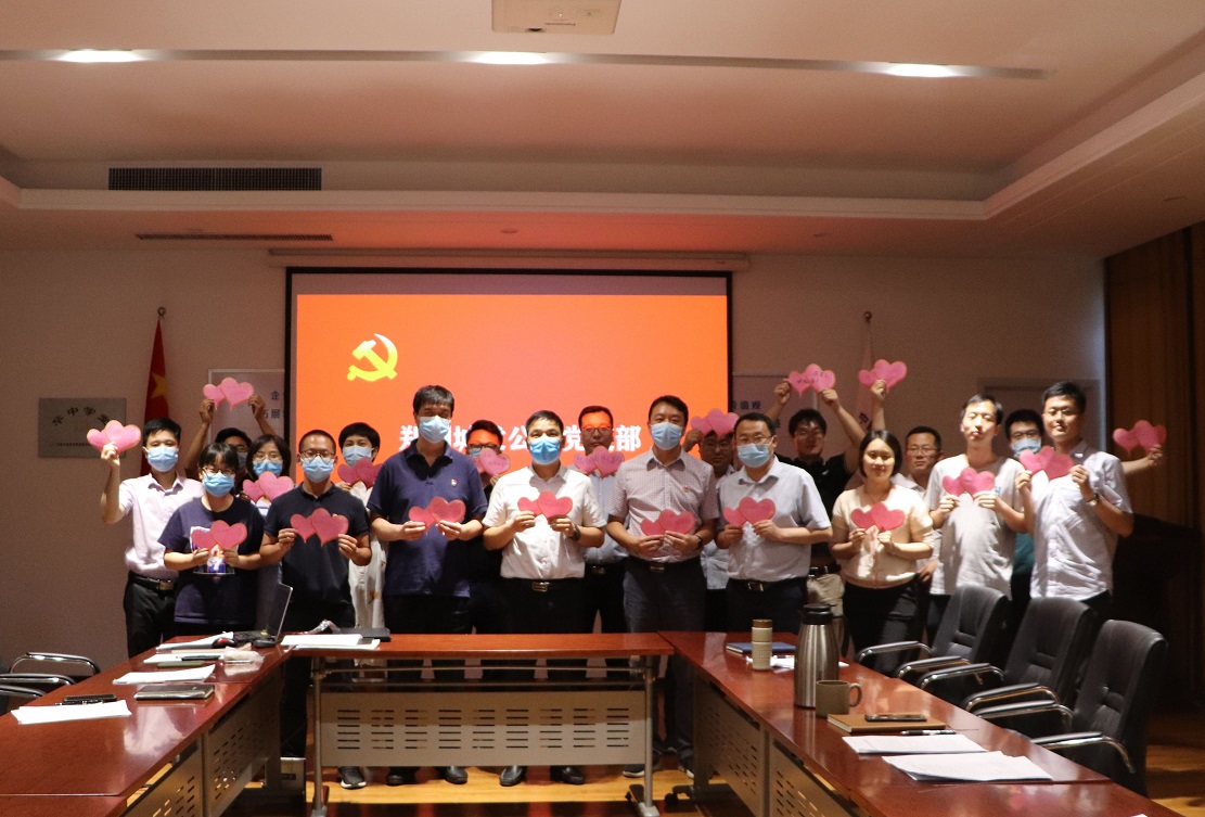 我与党旗合个影,送上一句祝福话.jpg 我与党旗合个影,送上一句祝福话.jpg